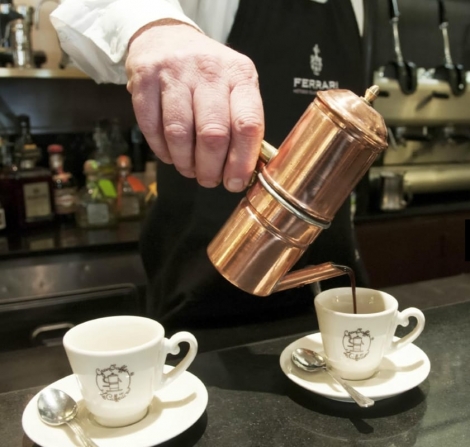 Napoli e il caff&egrave; al bar: un rito che profuma di tradizione